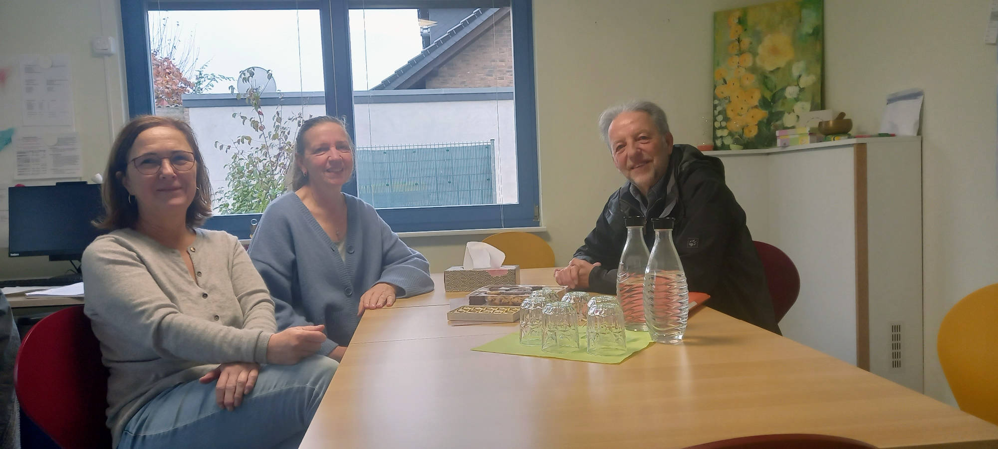 Foto von links nach rechts: Sylvia Niessen und Silvia Alt informieren Gerd Weinand über ihr Vorhaben