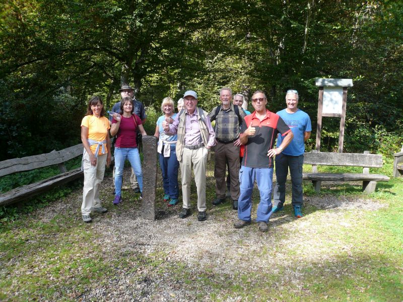 Foto - Gruppenfoto am „Eiserne Mann“ im Kottenforst (c)privat