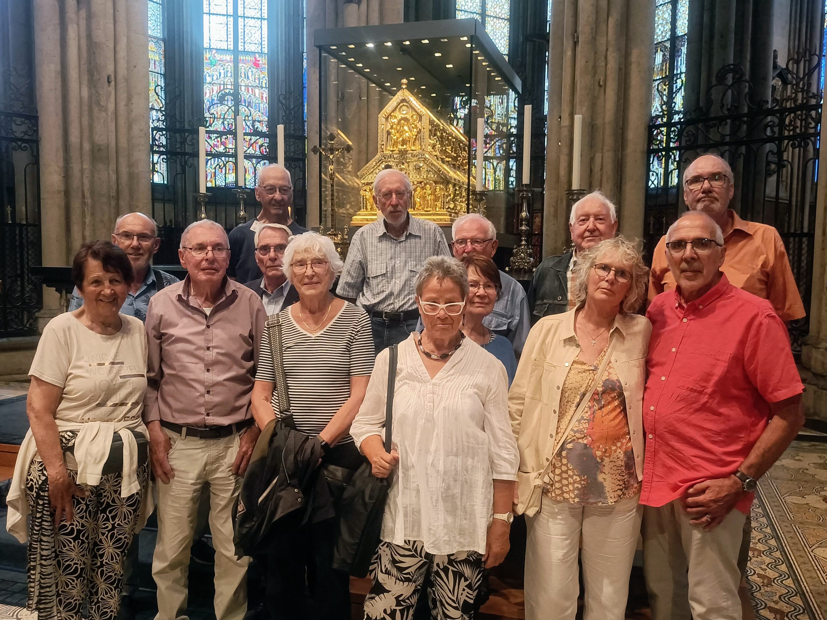 Die Euskirchener Jakobusfreunde vor dem Dreikönigenschrein.