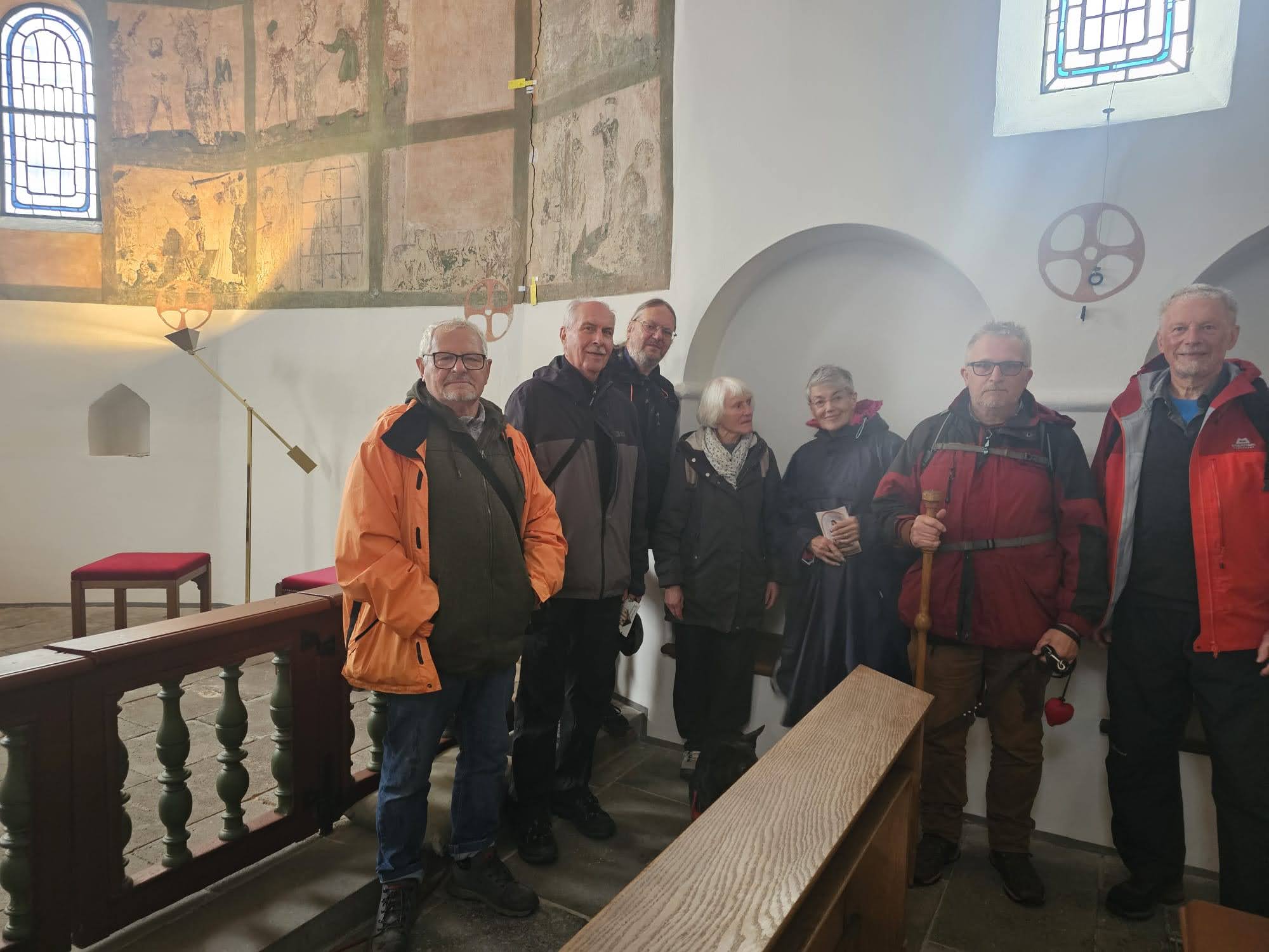 Wanderer vor den mittelalterlichen Wandmalereien in der Margaretenkapelle in Gielsdorf